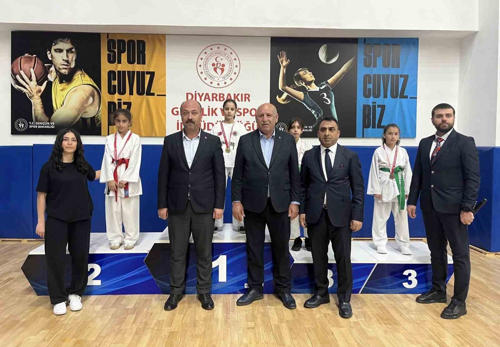 &Ccedil;ermikli sporcular madalyalarla d&ouml;nd&uuml;