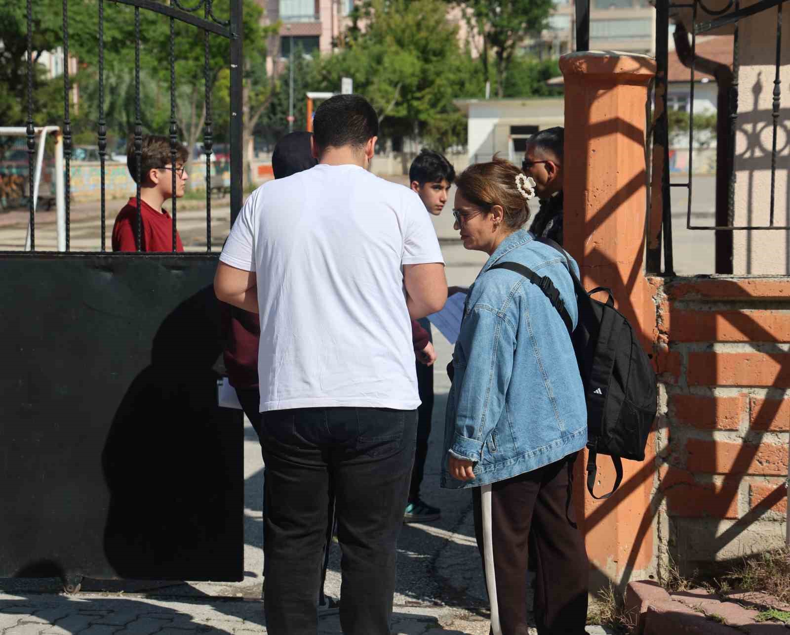 Kamp sandalyeleri piknik için değil, sınav maratonunu beklemek için açıldı