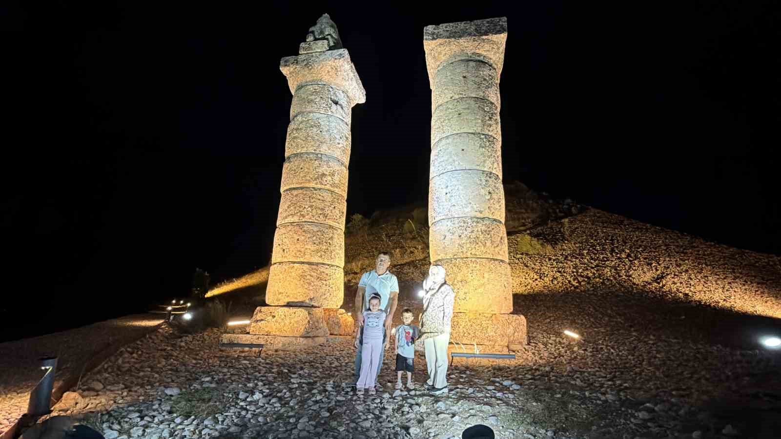 Krali&ccedil;eler mezarlığı gece de ziyarete a&ccedil;ıldı