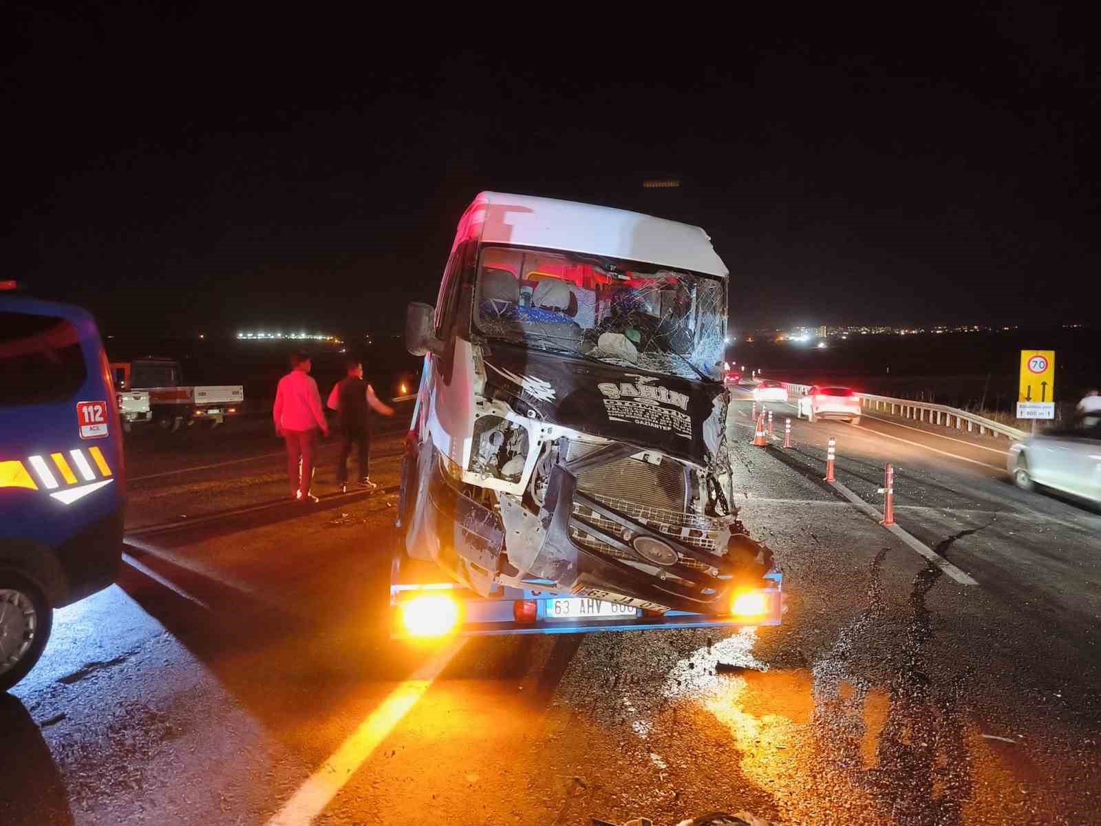 Siverek&rsquo;te minib&uuml;s ile araz&ouml;z &ccedil;arpıştı: 8 yaralı