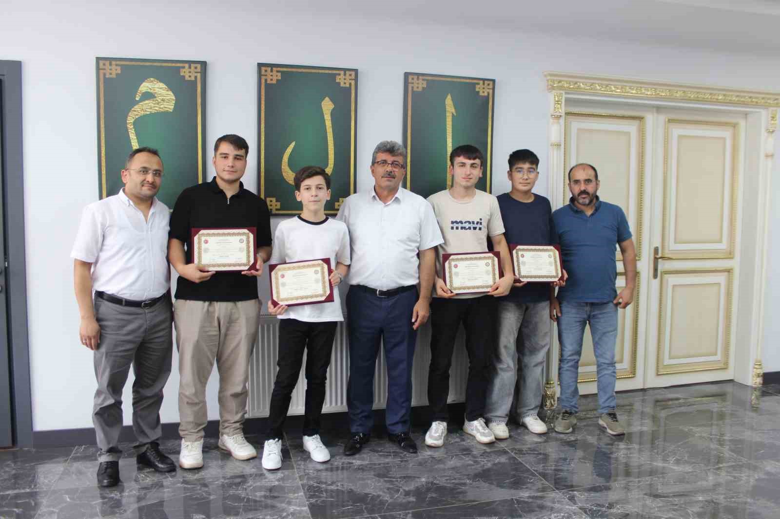 Ordu’da hafızlık eğitimini tamamlayan 8 öğrenciye belgeleri verildi
