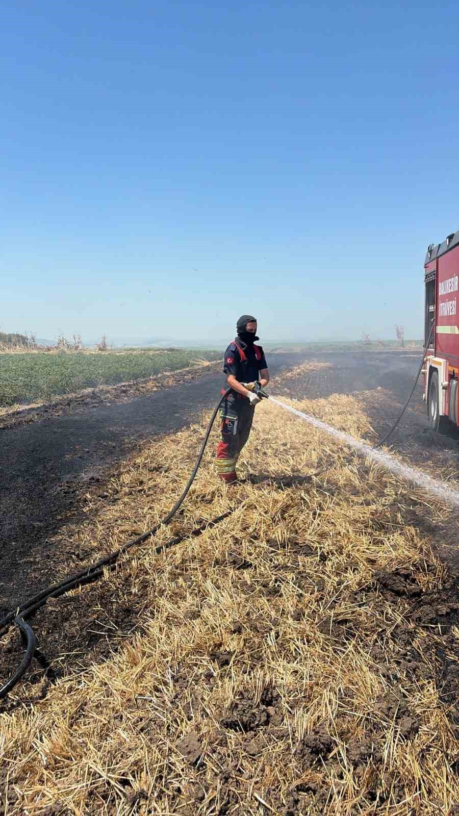 Bandırma&rsquo;da anız ve ekili alanda &ccedil;ıkan yangın s&ouml;nd&uuml;r&uuml;ld&uuml;
