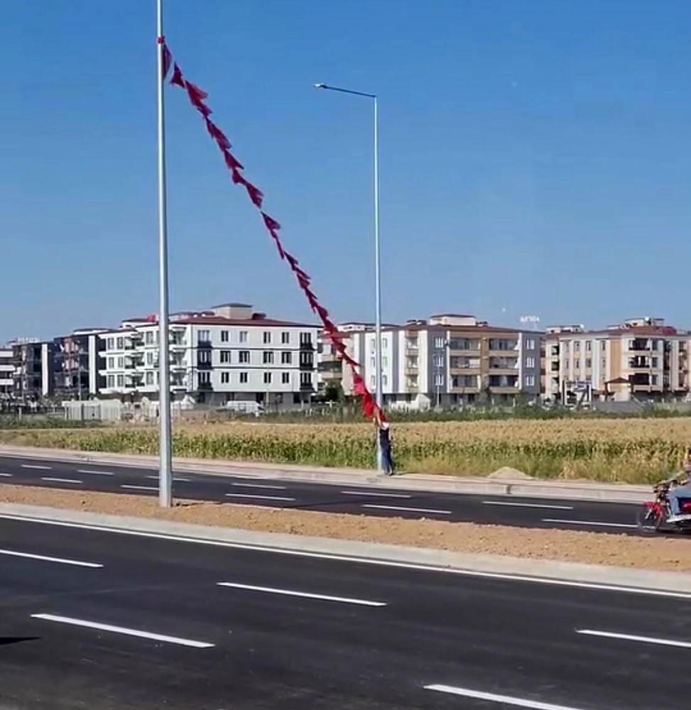 Batmanlı iş&ccedil;i yerdeki T&uuml;rk bayrağını alıp, boyunun yettiği en y&uuml;ksek noktaya astı