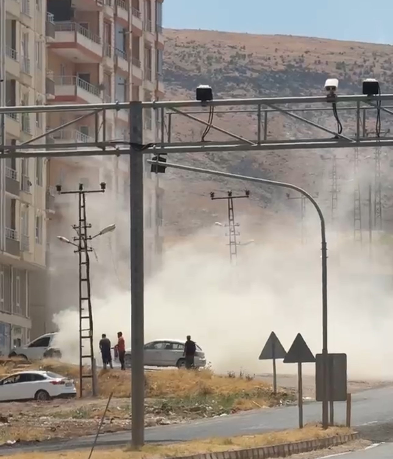 Siirt&rsquo;te elektrik direğinde &ccedil;ıkan yangın paniğe neden oldu