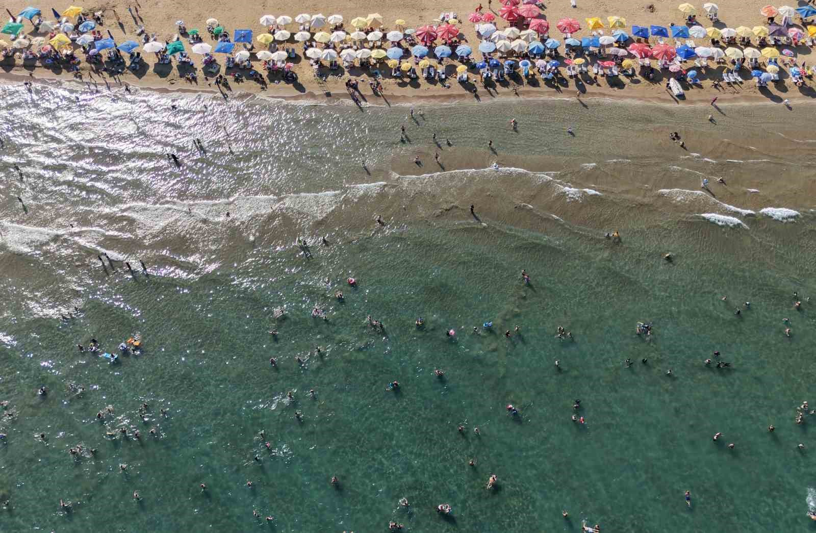 Sıcaklar geldi, okullar tatil olmadan sahillerde yoğunluk başladı