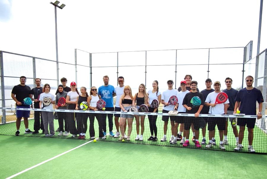 Çeşme’de üniversite öğrencileri, padel sporuyla buluştu