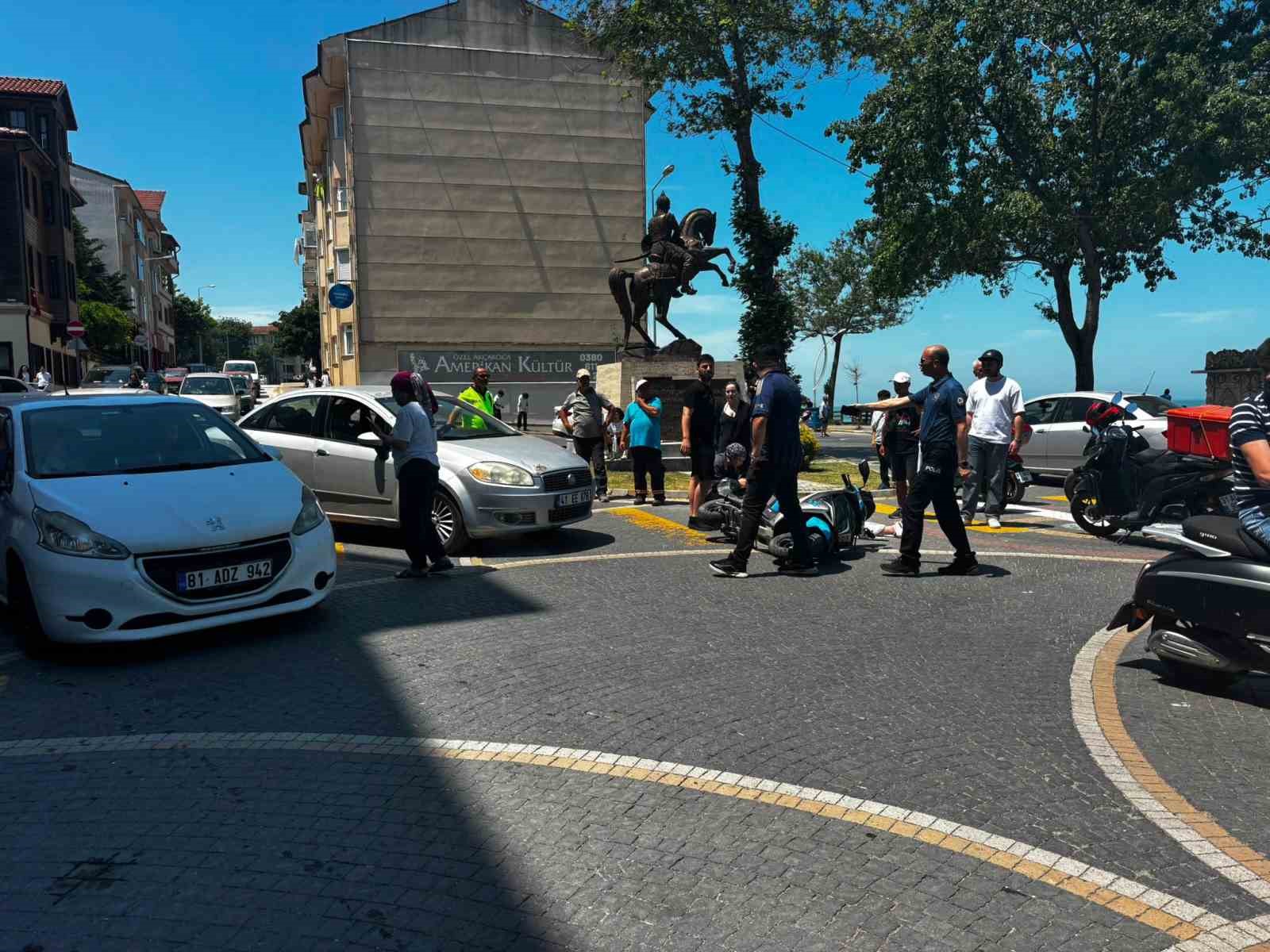 Akçakoca’da motosiklet ile otomobil çarpıştı 1 yaralı