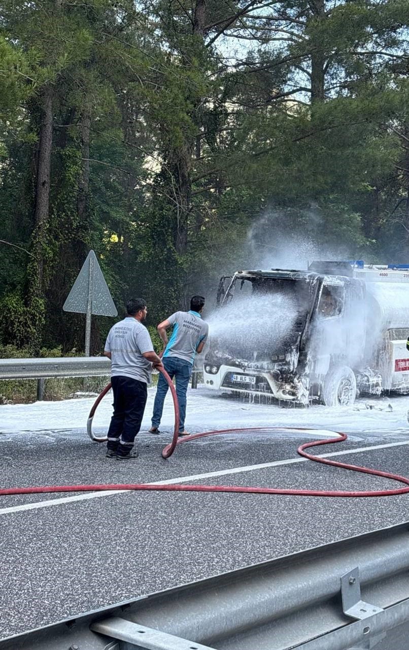Marmaris&rsquo;te mazot tankeri alev aldı, facia son anda &ouml;nlendi