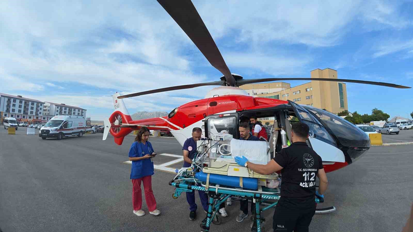 Bir g&uuml;nl&uuml;k bebek, helikopter ambulansla Van&rsquo;a sevk edildi
