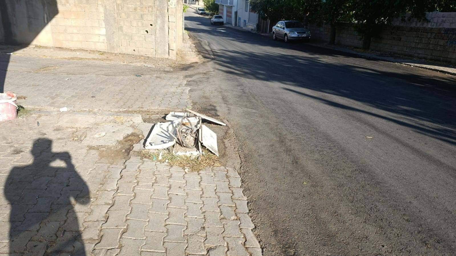 Pide fırınının önündeki elektrik kabloları tehlike saçıyor
