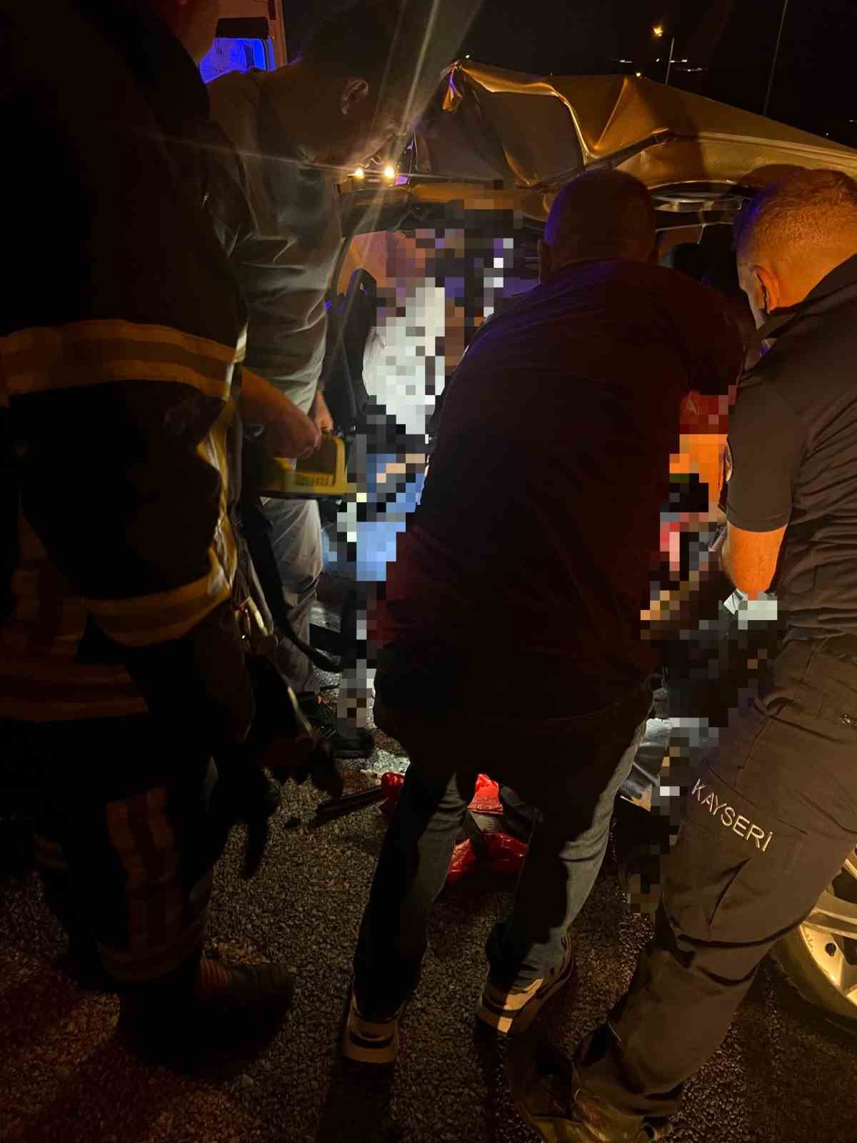 Kayseri&rsquo;de otomobille hafif ticari ara&ccedil; &ccedil;arpıştı: 1 &ouml;l&uuml;, 6 yaralı