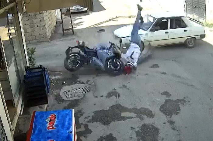 Motosiklet s&uuml;r&uuml;c&uuml;s&uuml; metrelerce havaya fırladı