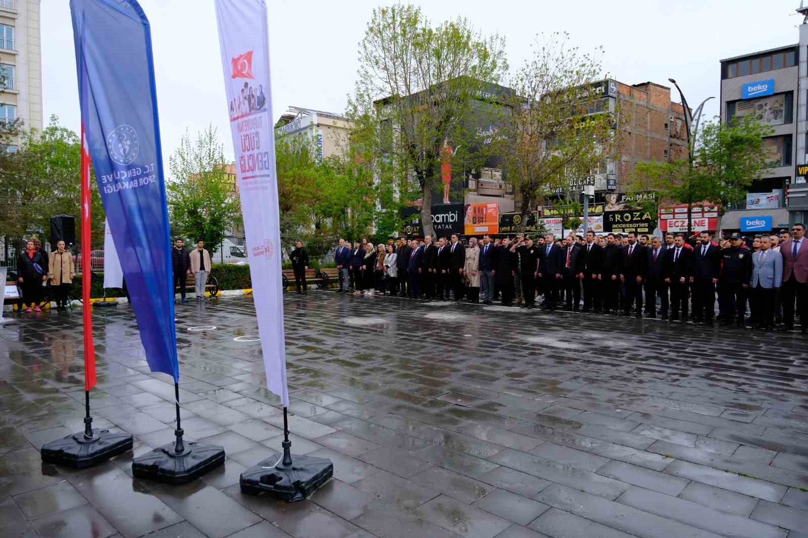 Van&rsquo;da 19 Mayıs kutlamaları &ccedil;elenk sunma t&ouml;reniyle başladı