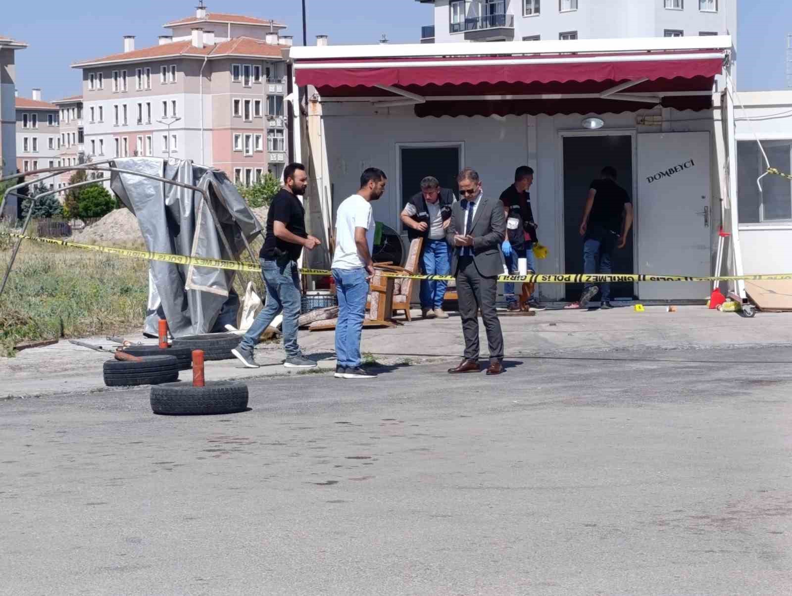 Afyonkarahisar’da minibüs durağına silahlı saldırı: 1 ölü, 1 yaralı