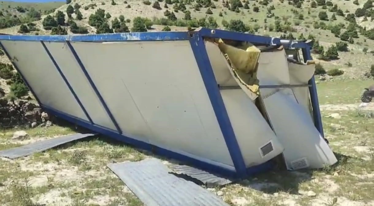 Şiddetli rüzgar konteyneri 100 metre sürükledi