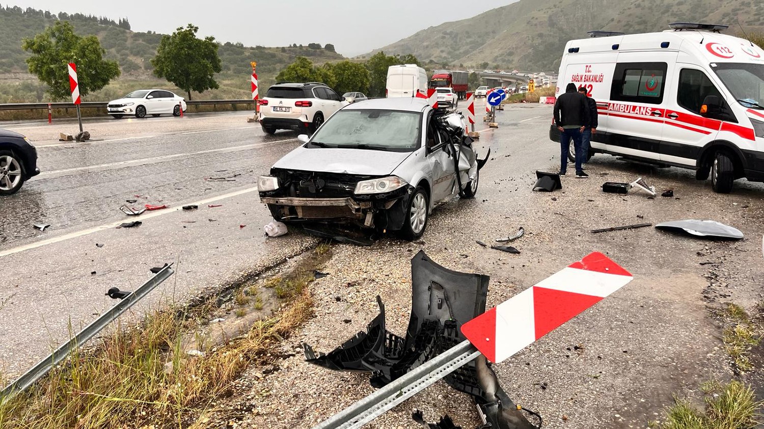Yol kenarındaki otomobile tır &ccedil;arpıp ka&ccedil;tı: 1 yaralı