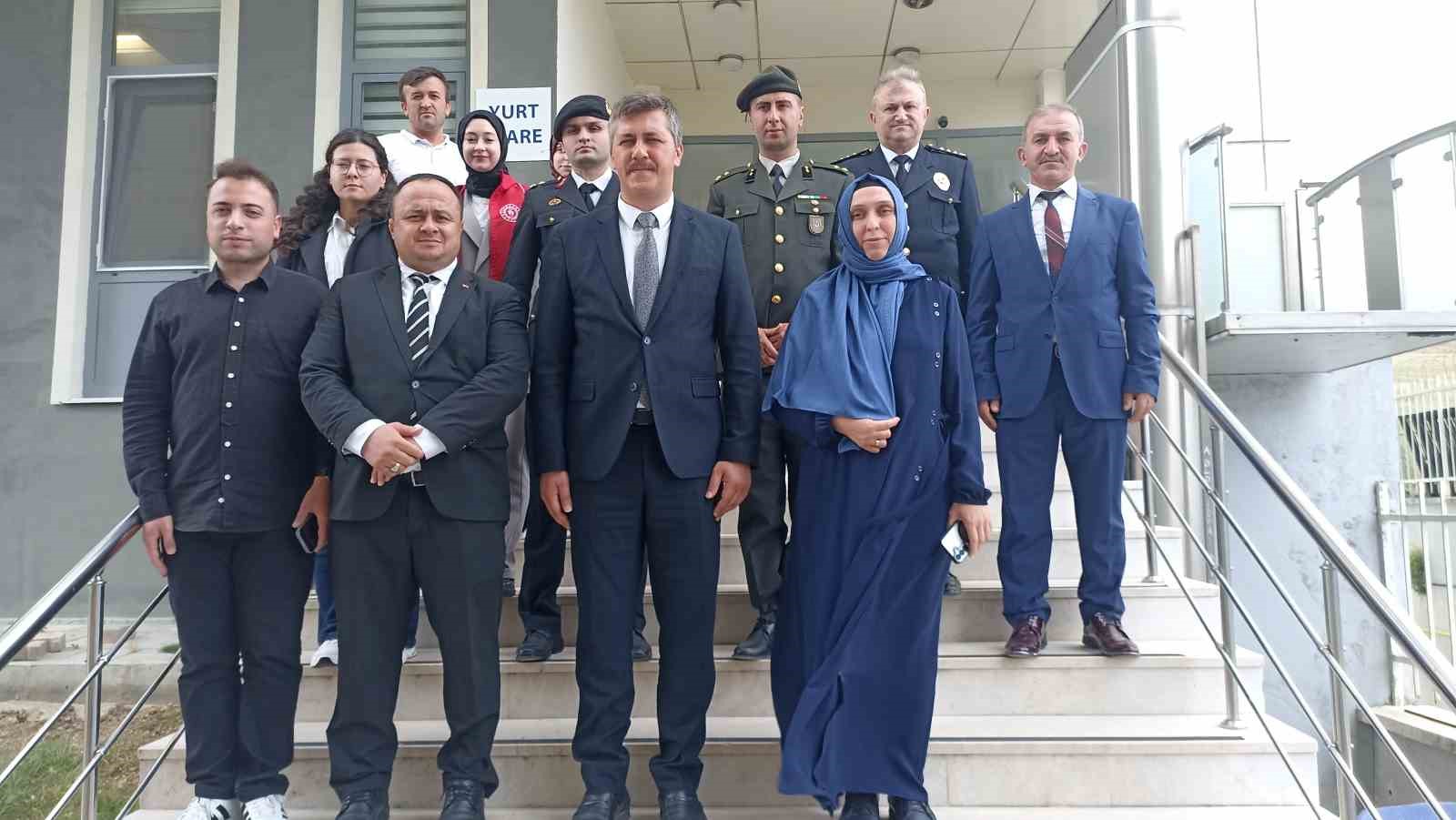 Kaymakam, il&ccedil;eye gelen &uuml;niversite &ouml;ğrencilerini kapıda karşıladı