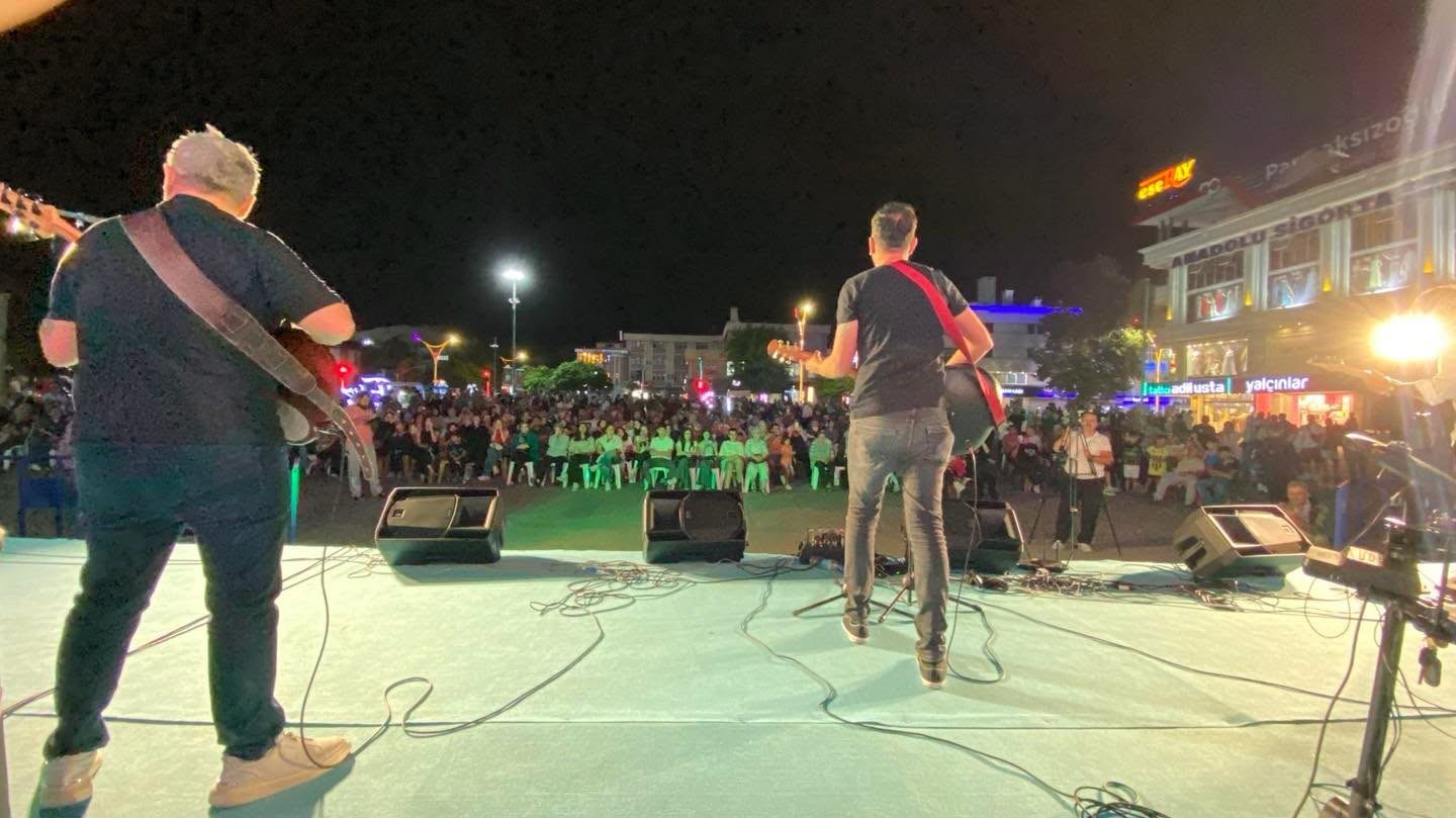 Erzincan&rsquo;da D&ouml;rtyol Meydanı&rsquo;nda yaz konseri d&uuml;zenlendi