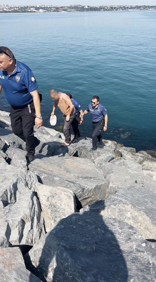 Avcılar’da intihar için kayalıklara çıkan şahıs, ikna edildiği sırada kayarak denize düştü