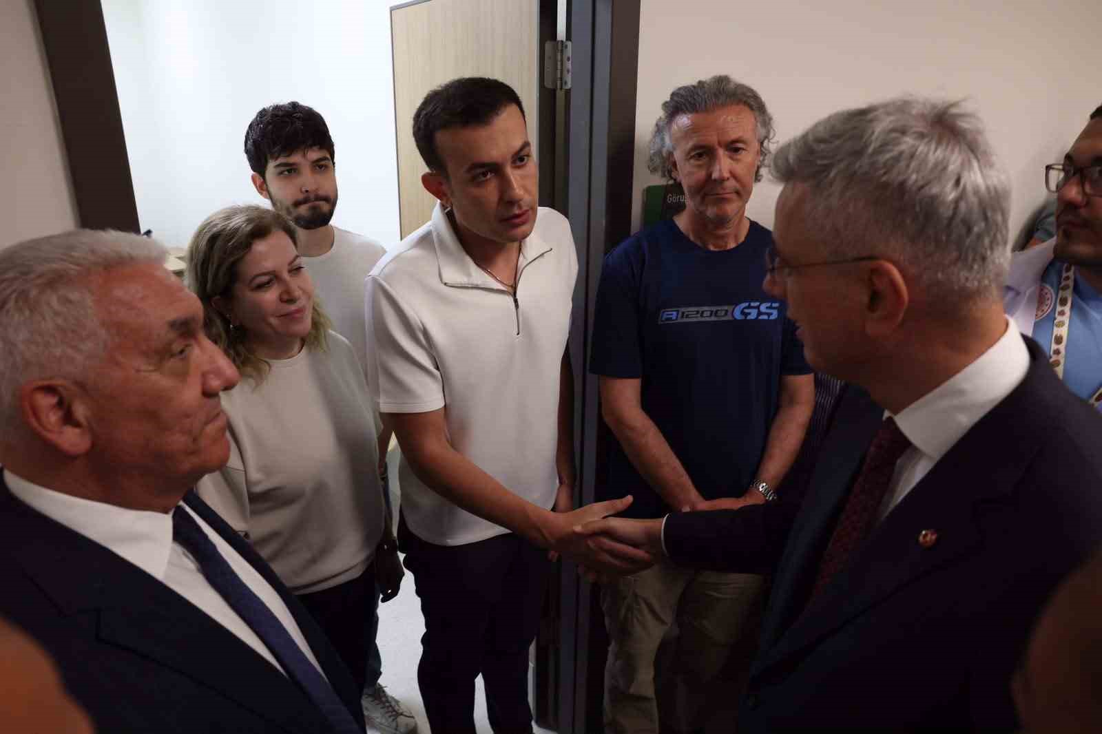 Bakan Memişoğlu’ndan saldırıya uğrayan Yeni Parti Milletvekili Meriç’e ziyaret