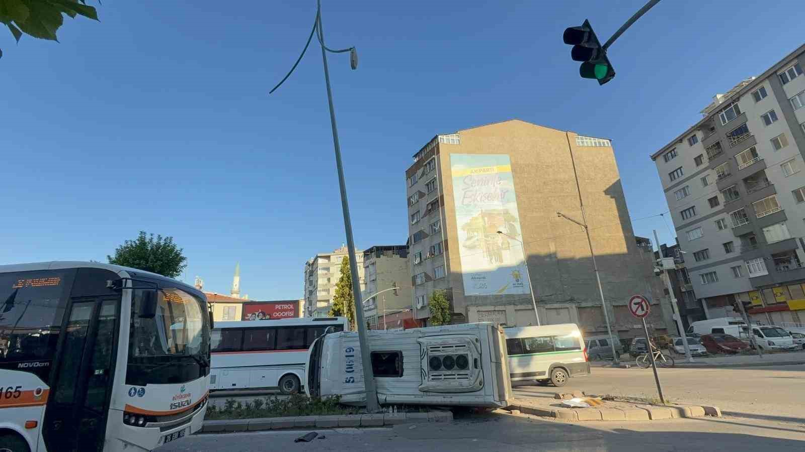 Midibüsün çarptığı servis aracı yan yattı