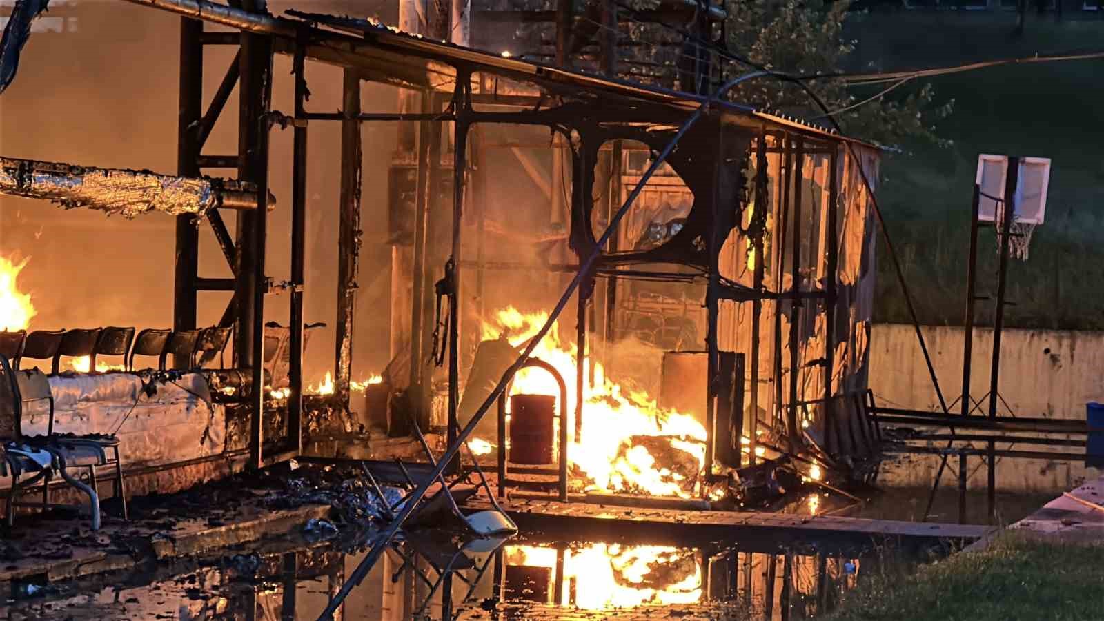 Kastamonu’da yıldırımın düştüğü jimnastik salonu alevlere teslim oldu