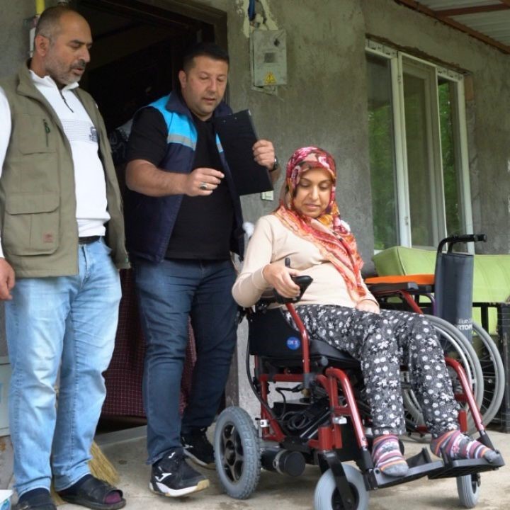 Büyükşehir Belediyesi’nden engelli bireylere akülü sandalye desteği