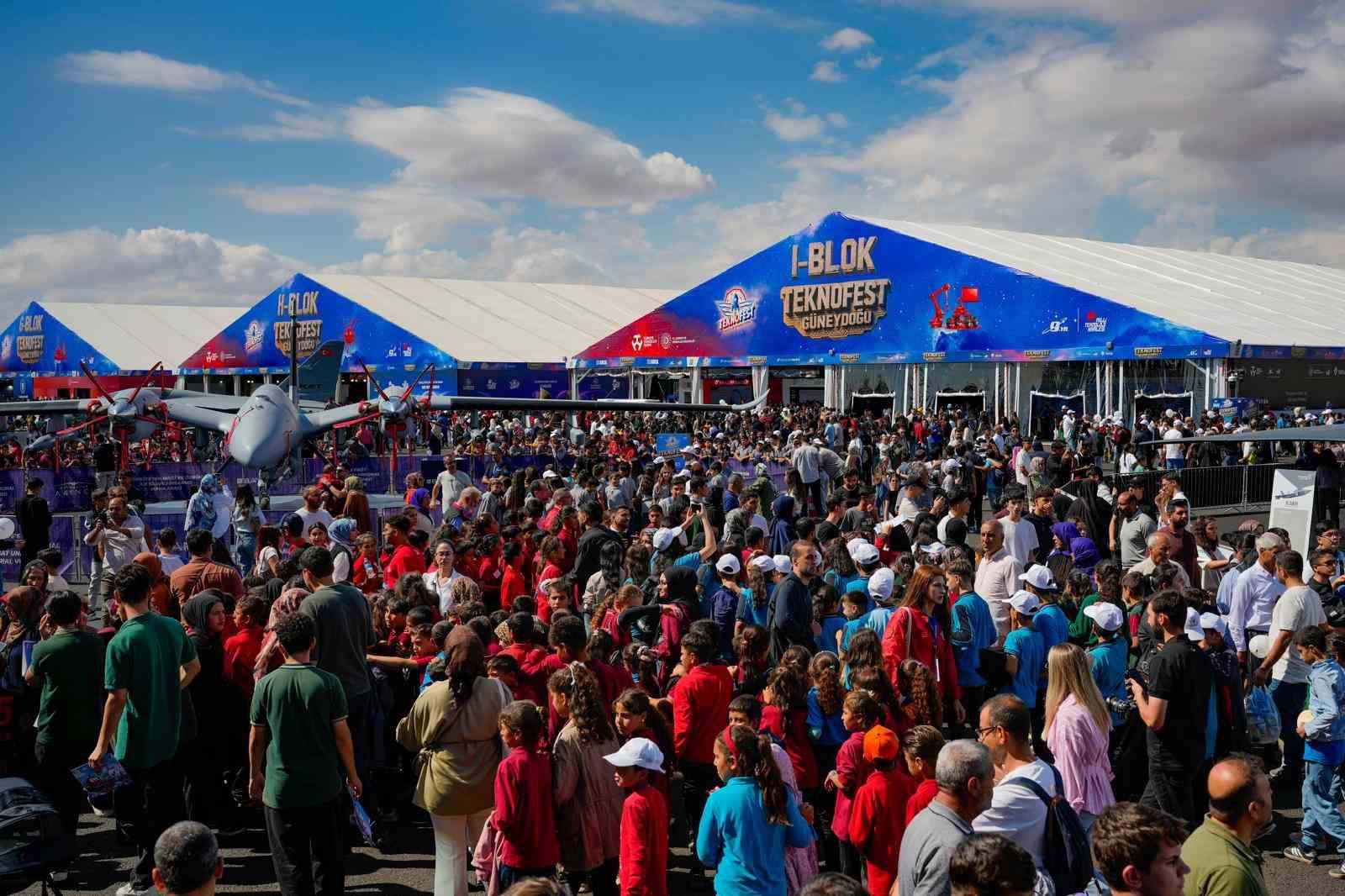 TEKNOFEST’te SOLOTÜRK ve ATAK helikopterinden gösteri uçuşu