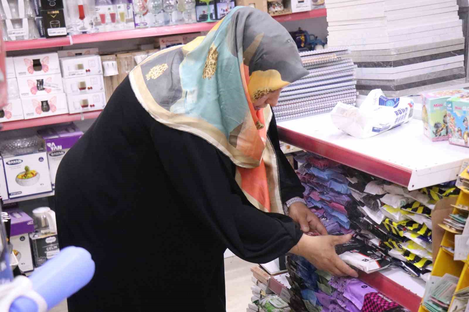 Hırsızlık girişimi kamerada: Biri kilitli kapıyı açmaya, diğeri paspası alıp kaçmaya çalıştı
