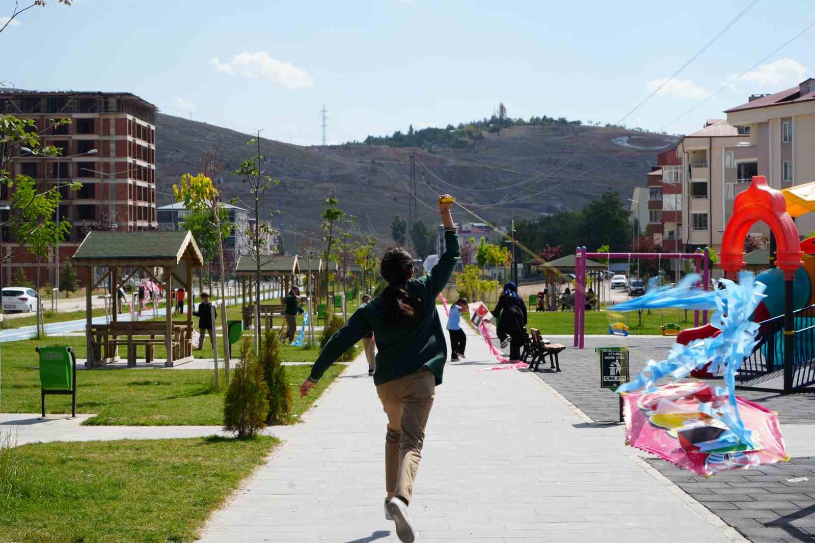 Bayburt’ta uçurtmalar Filistinli çocuklar için gökyüzüne bırakıldı