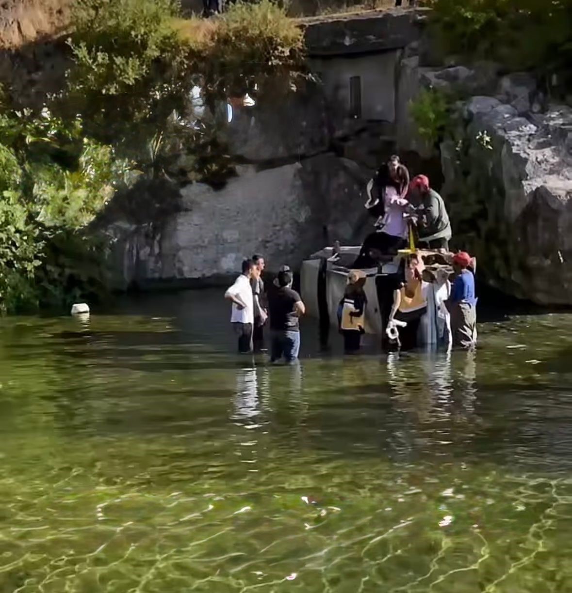Çivril’de otomobil göle uçtu, sürücü yaralandı