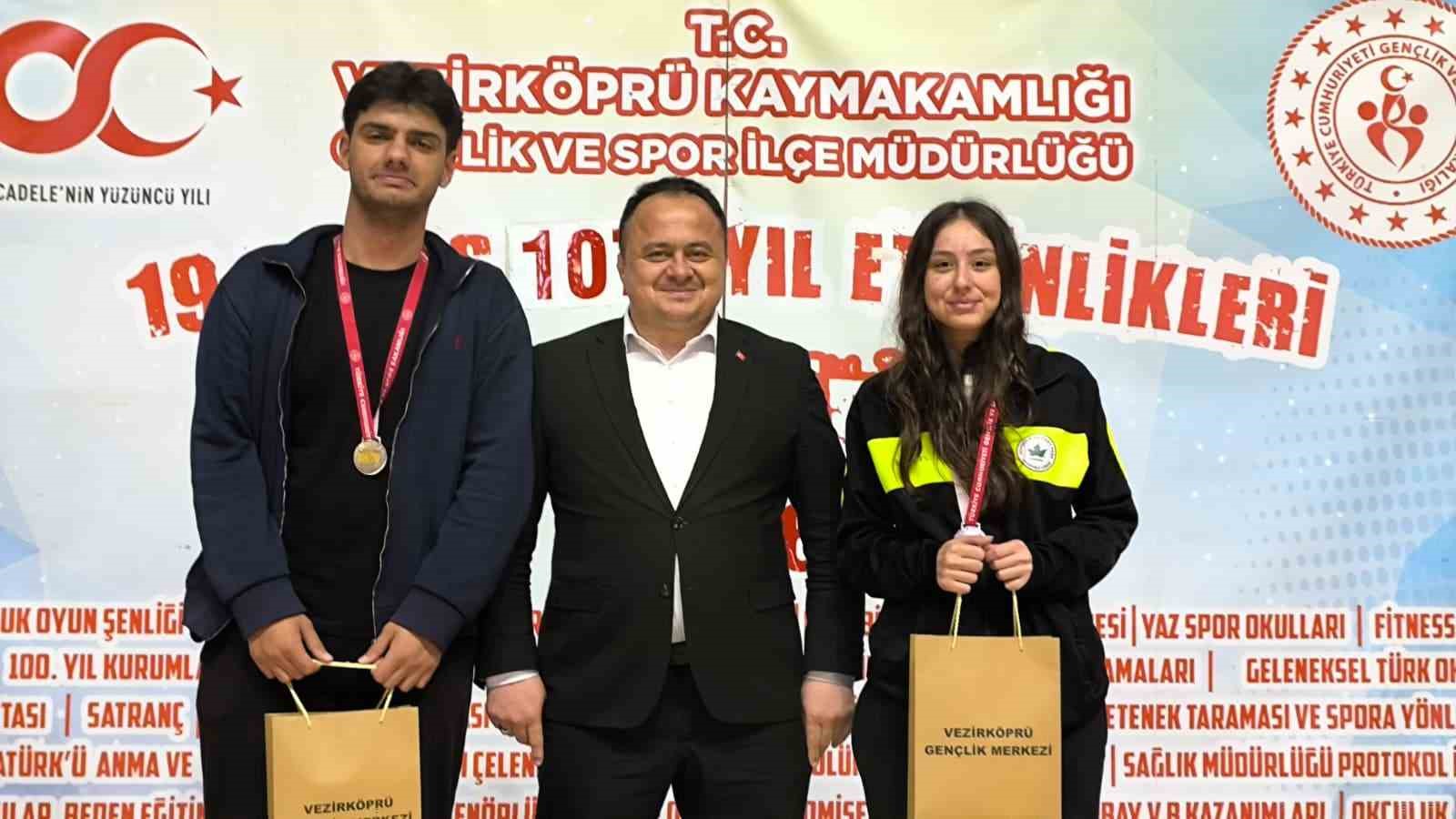 Vezirk&ouml;pr&uuml;&rsquo;de liseliler m&uuml;nazarada yarıştı