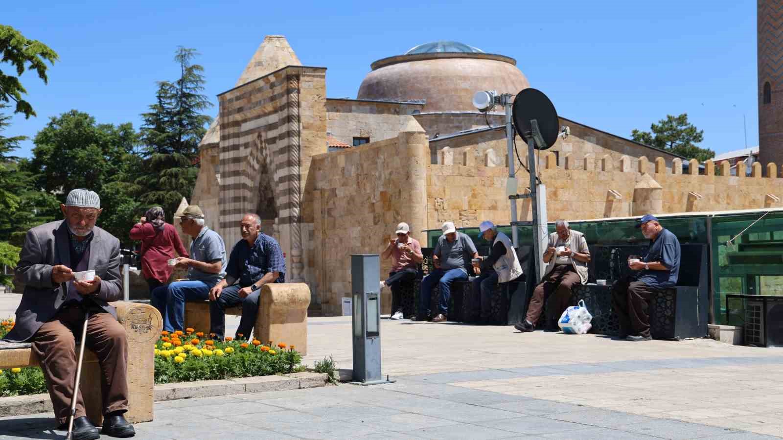 Kırşehir&rsquo;de aşure almak isteyenler uzun kuyruklar oluşturdu