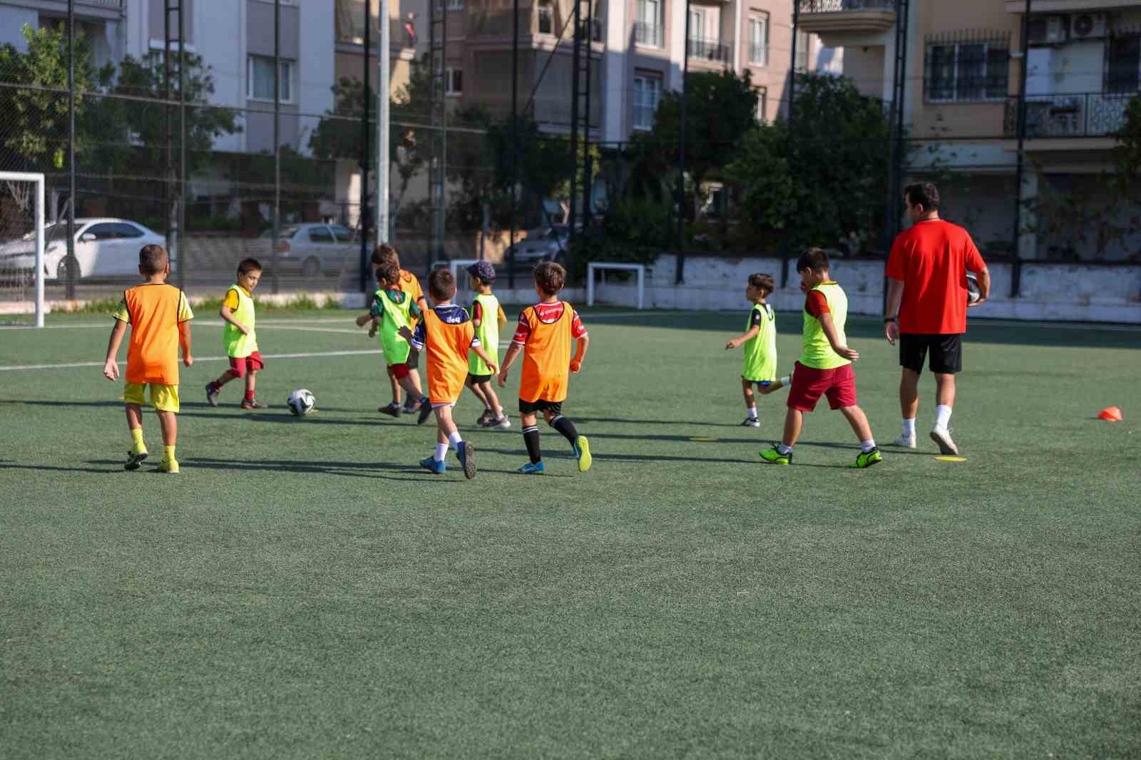 Efeler&rsquo;de minik yetenekler yeşil sahada geleceğe hazırlanıyor