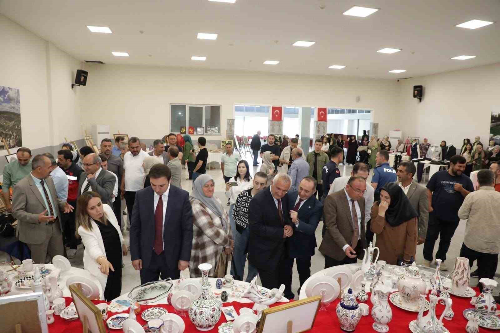 Çavdarhisar’da yılsonu sergisi açıldı