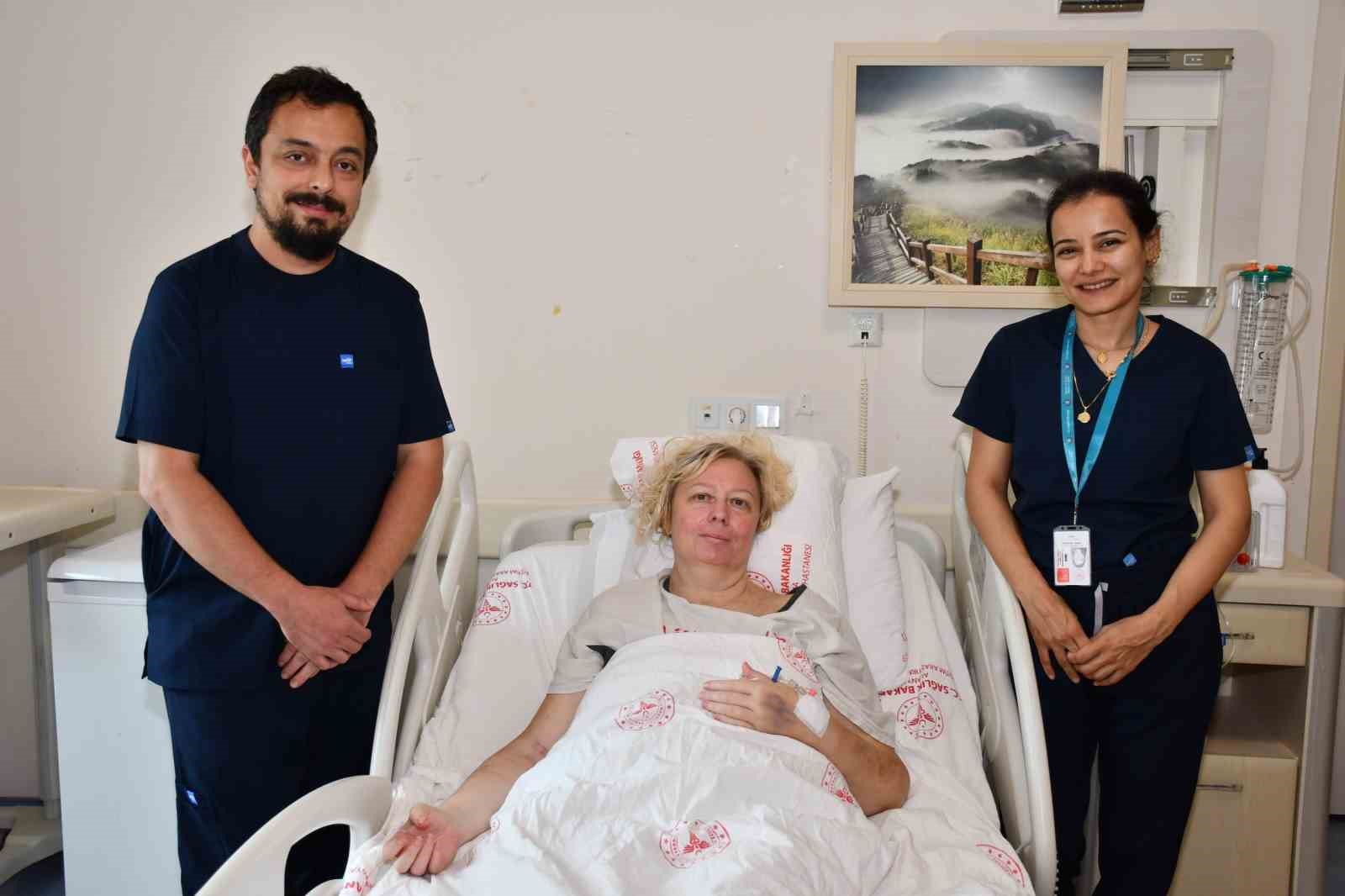 Karnından 12 kilogramlık yumurtalık kitlesi çıkarıldı
