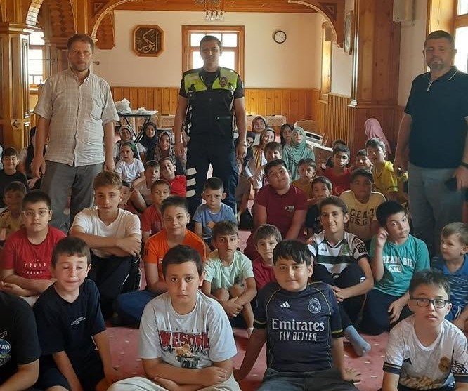 Cumayeri’nde yaz Kur’an kursu öğrencilerine trafik bilinci eğitimi