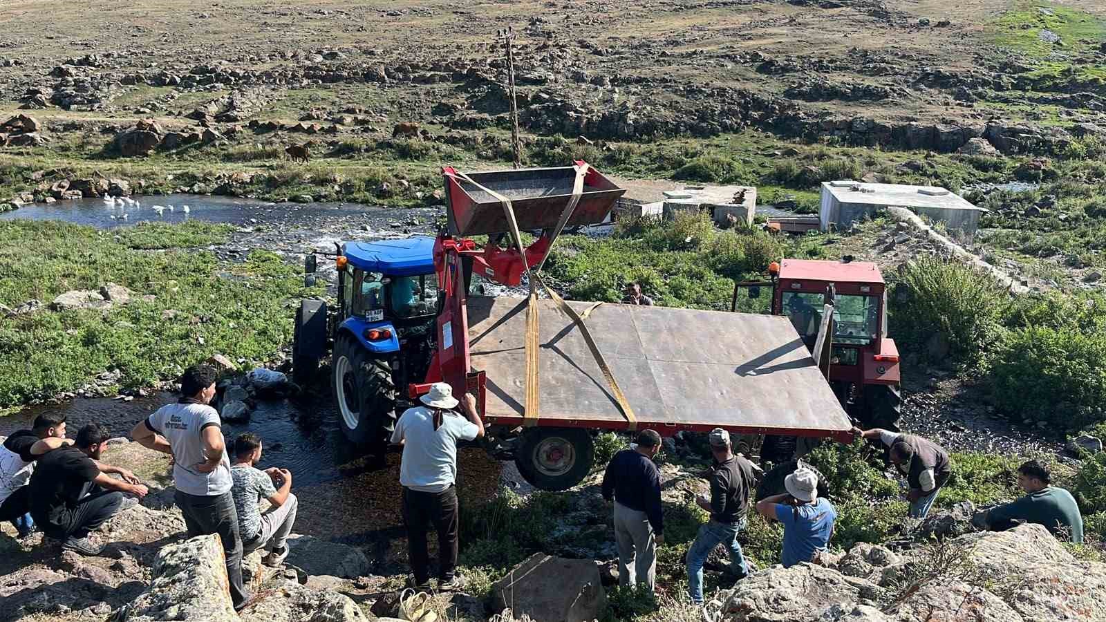 Kars’ta köylüler el ele verdi: Traktör römorkunu 4 saatte dereden çıkardılar