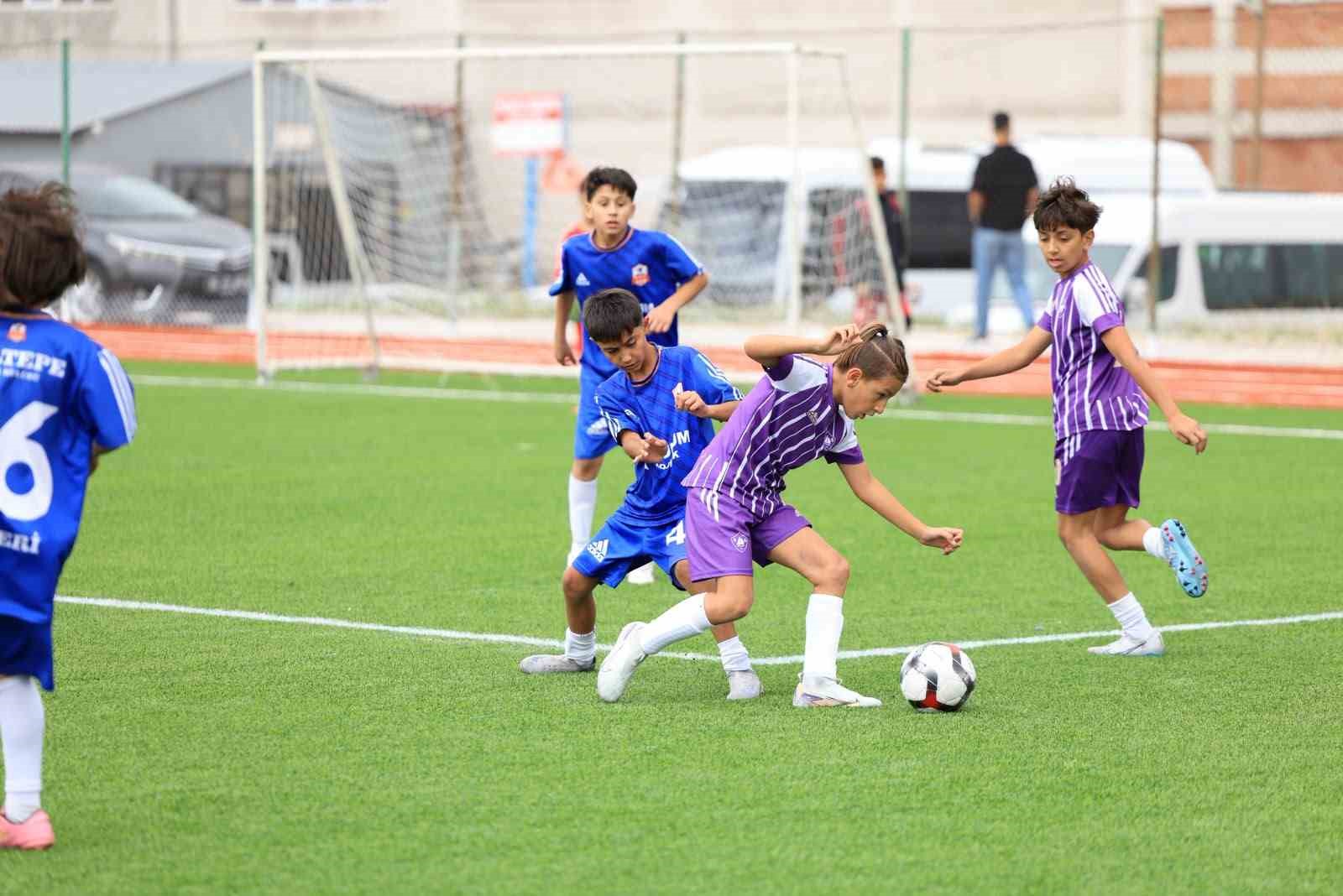 &Ccedil;orum&rsquo;da futbol ş&ouml;leni: 400 sporcunun katıldığı Hitit Cup başladı