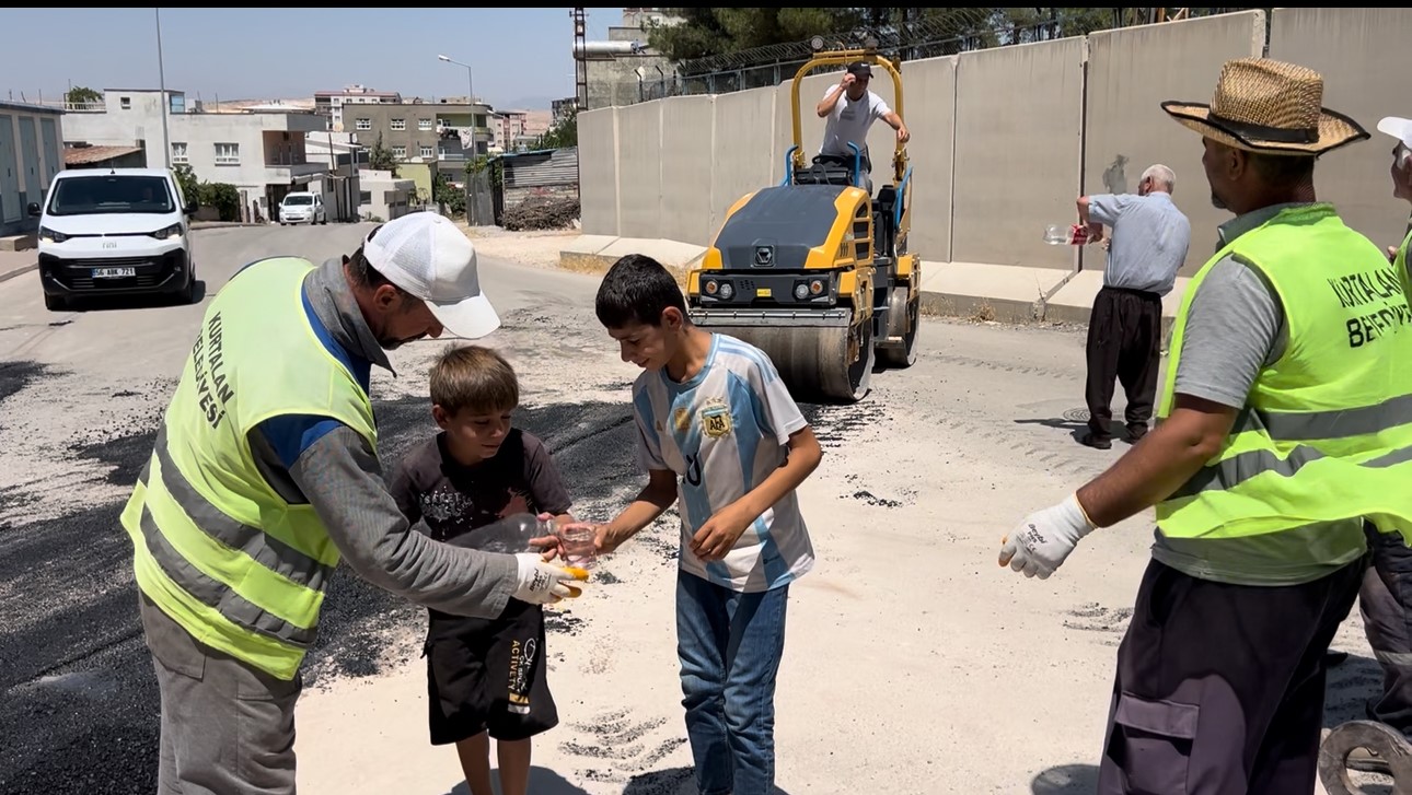 Kurtalan’da kavurucu sıcakta çalışan belediye ekiplerine çocuklardan soğuk su ikramı
