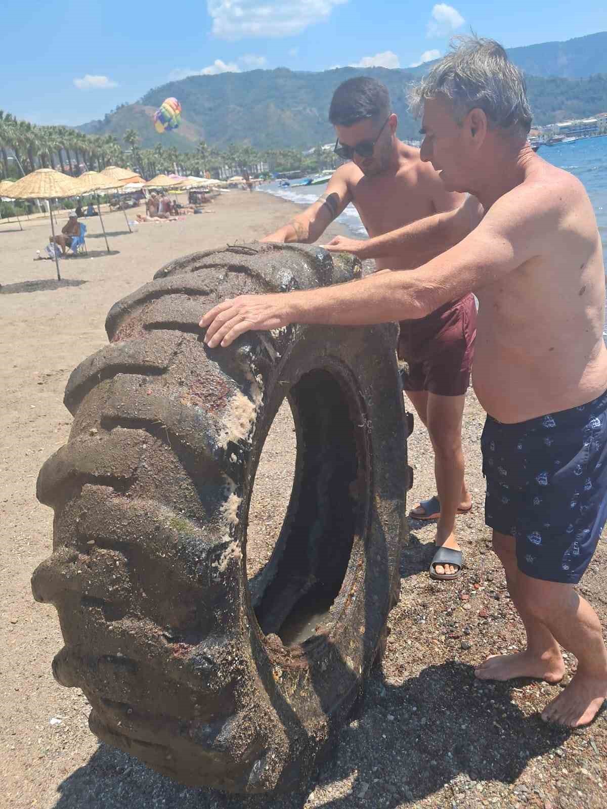 Marmaris Halk Plajı’nda denizden çıkan dev lastik şaşırttı