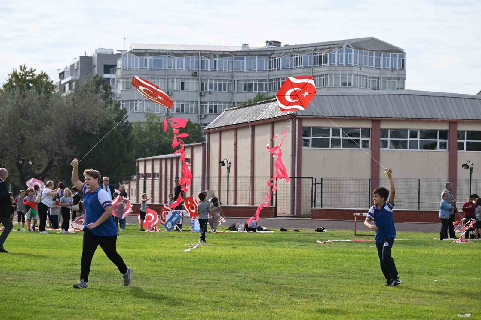 Edirne&rsquo;de u&ccedil;urtmalar Gazzeli &ccedil;ocuklar i&ccedil;in g&ouml;ky&uuml;z&uuml;ne y&uuml;kseldi