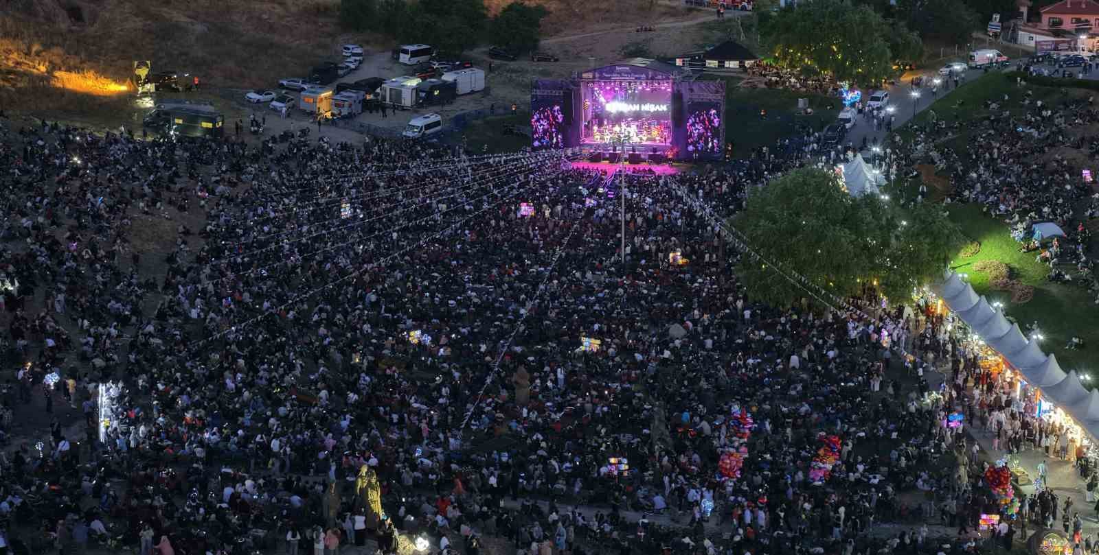 Festivalde sahne alan sanatçılar hayran bıraktı