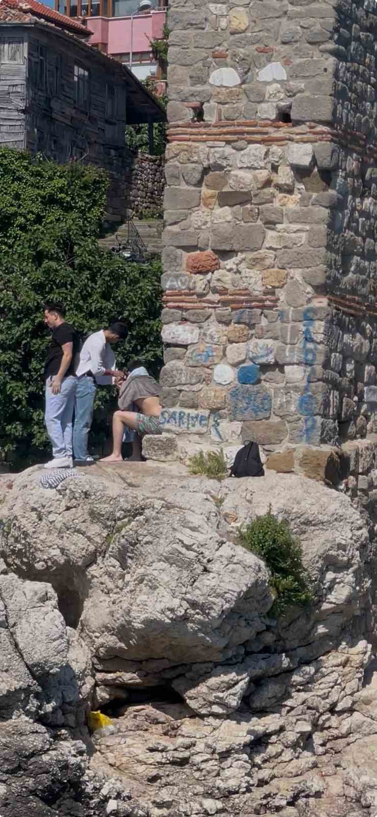 Tarihi yapıları sprey boyayla boyadılar