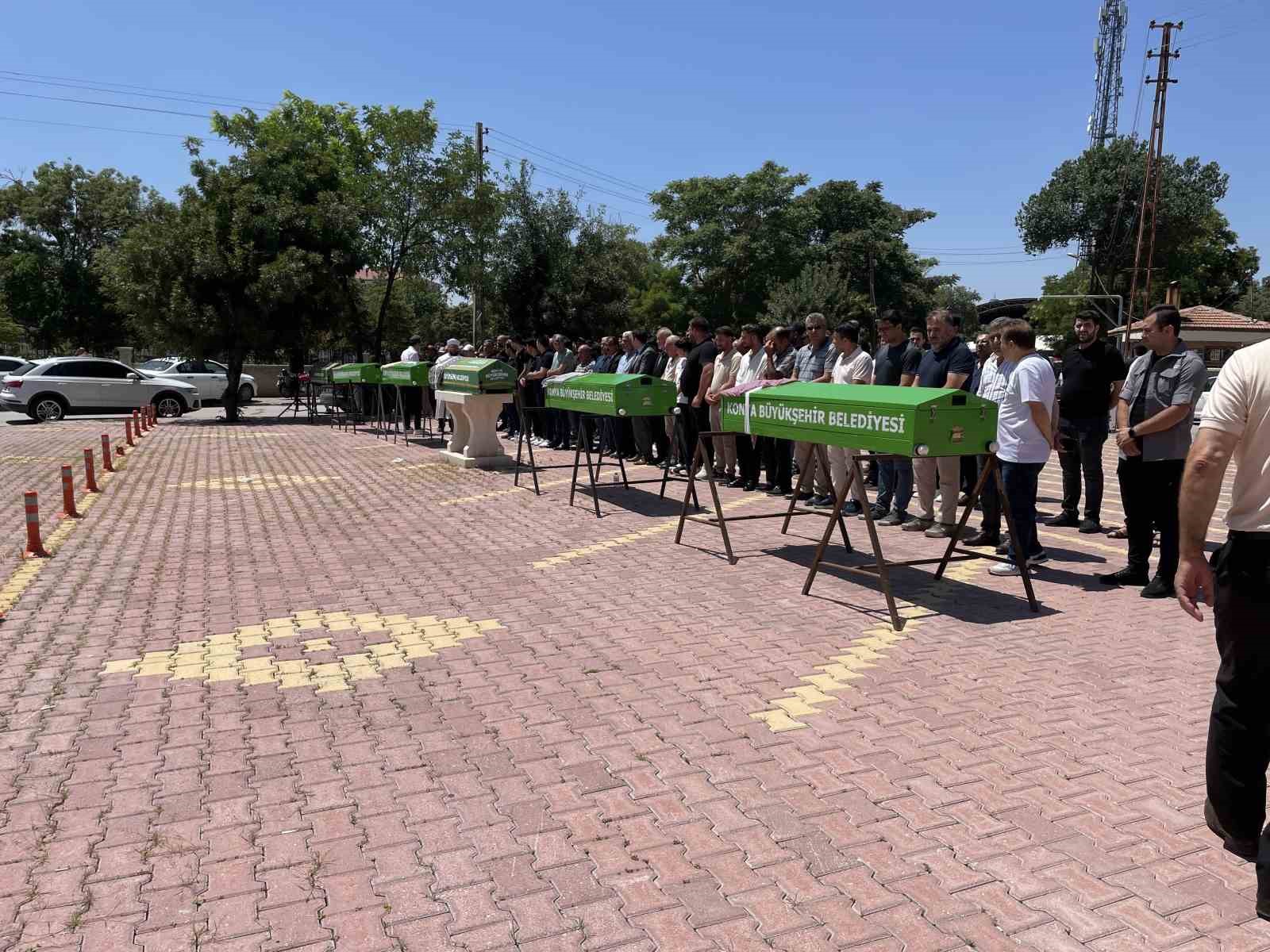 Antalya&rsquo;daki feci kazada hayatını kaybeden aile son yolculuğuna uğurlandı