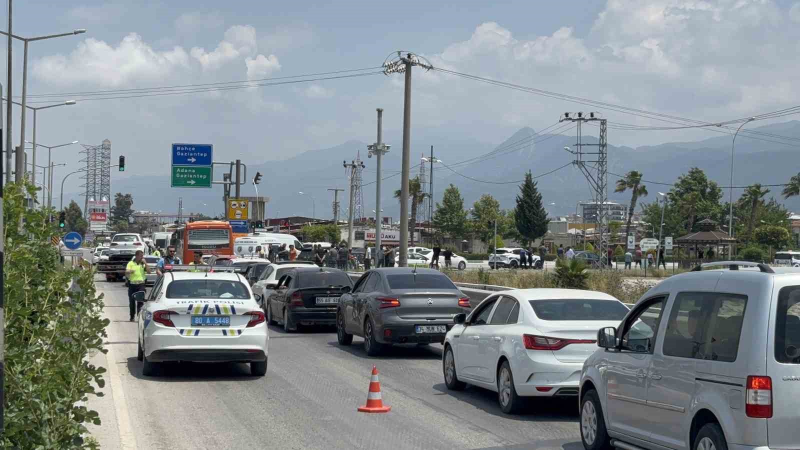 Osmaniye&rsquo;de husumet kanlı bitti: 2 yaralı, 3 ş&uuml;pheli yakalandı