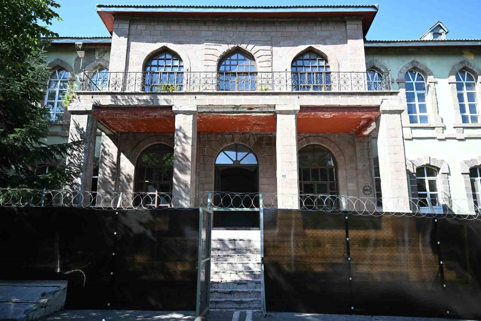 Vali Baruş, tarihi ve kültürel yapılarda incelemelerde bulundu