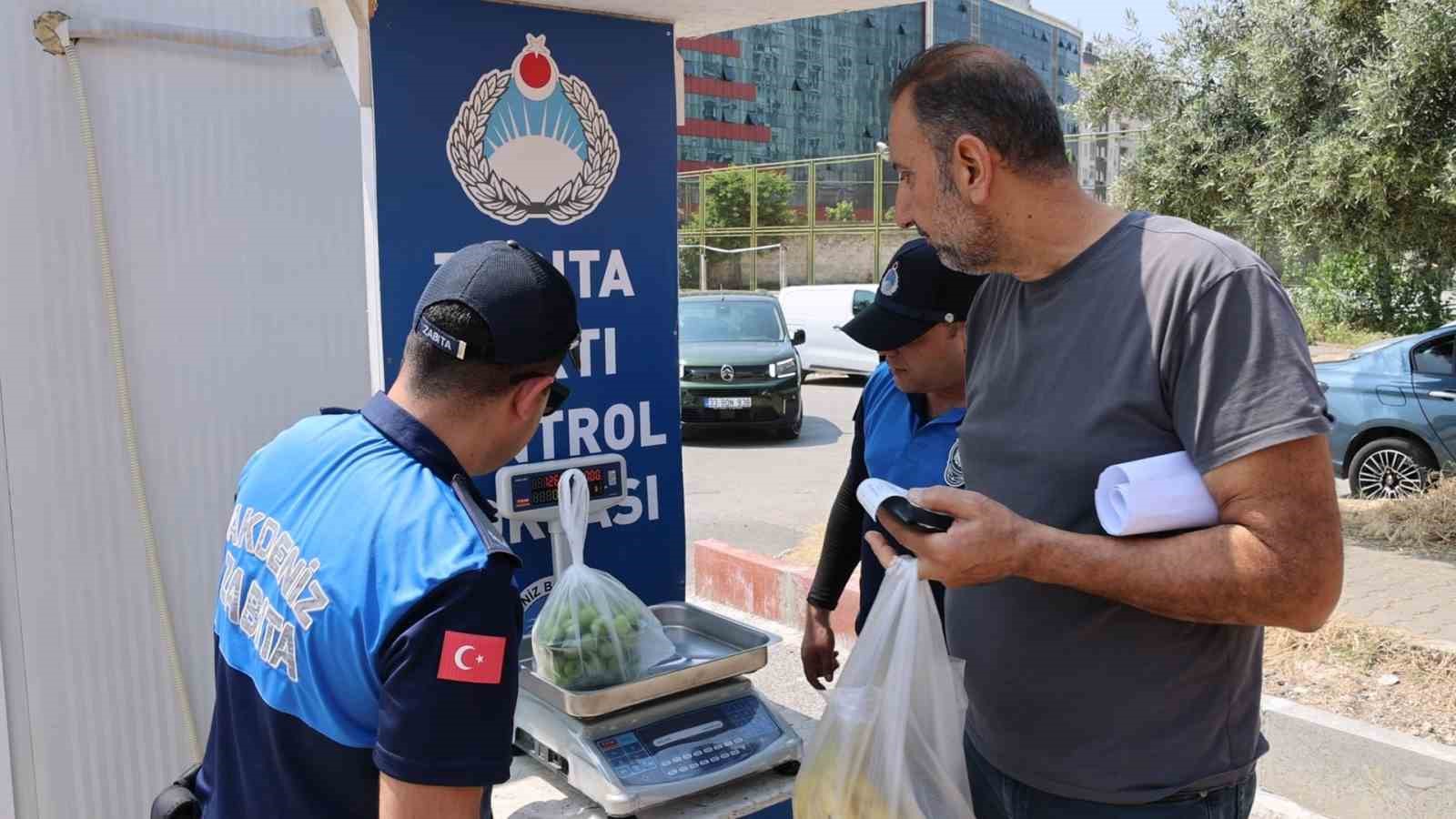 Akdeniz zabıtasından pazarlarda sıkı denetim
