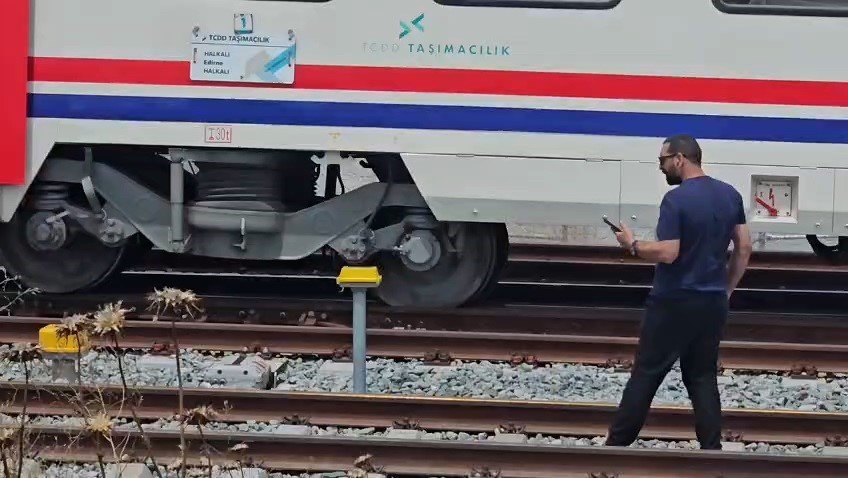 &Ccedil;erkezk&ouml;y&rsquo;de yolcu treni raydan &ccedil;ıktı