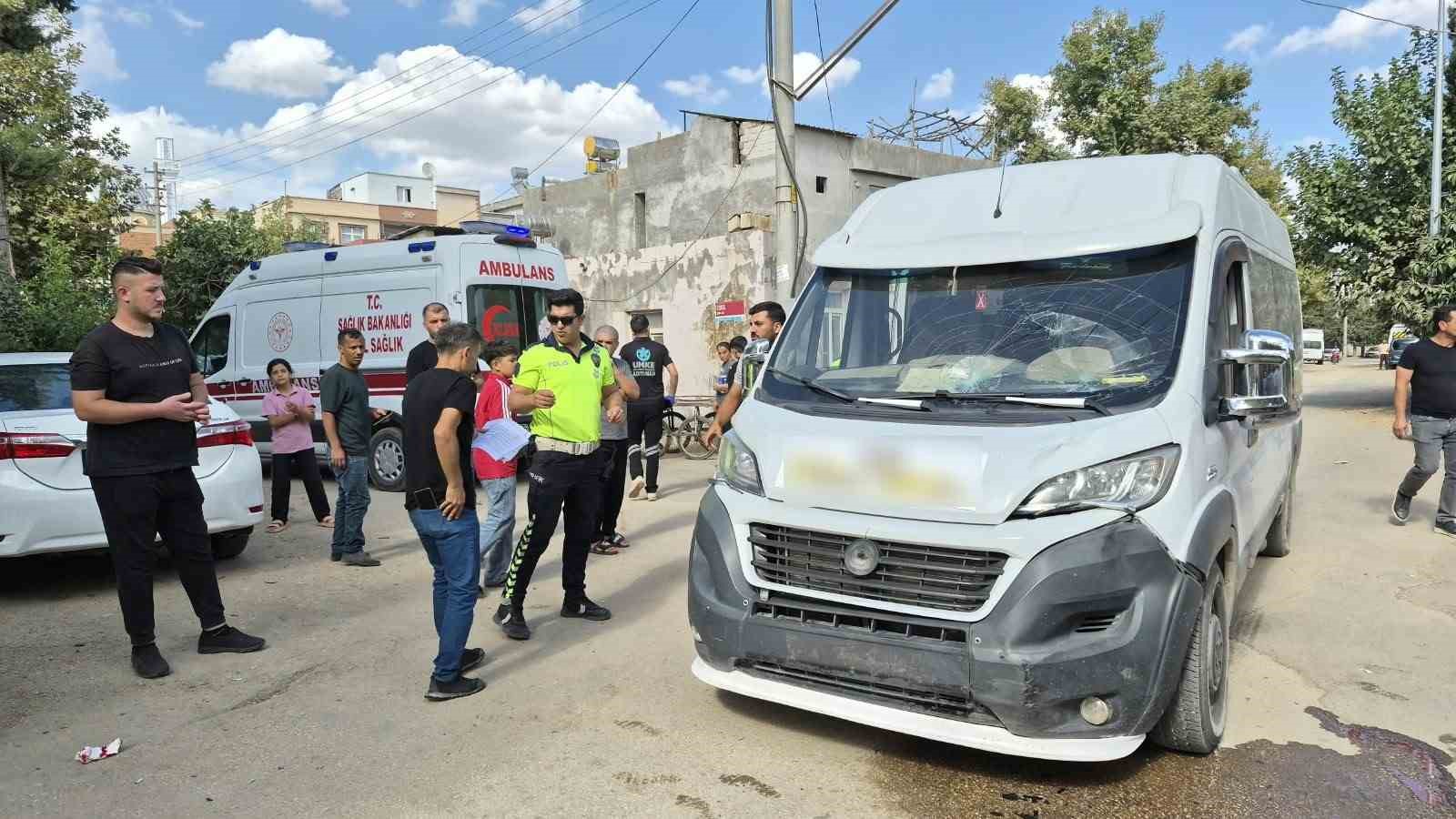 Motosiklet ile servis aracı çarpıştı: 1 yaralı